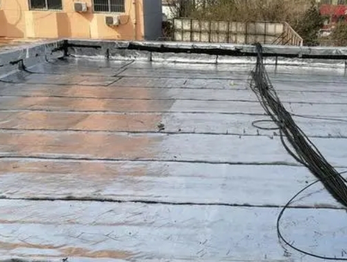 承德卫生间漏水维修公司分享下承德屋面楼顶防水刚性防水层施工要点。